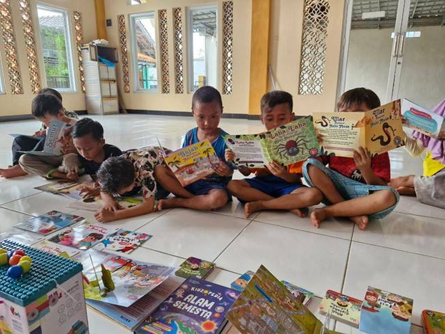 Bangun Budaya Cinta Baca, Dosen IPB Bentuk Program Taman Baca dan Mendongeng