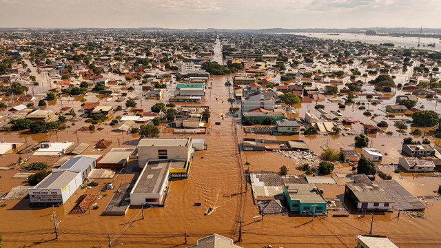 Pemandangan drone menunjukkan pusat kota yang banjir setelah orang-orang dievakuasi di Porto Alegre, di negara bagian Rio Grande do Sul, Brasil, 5 Mei 2024. Foto: REUTERS/Renan Mattos