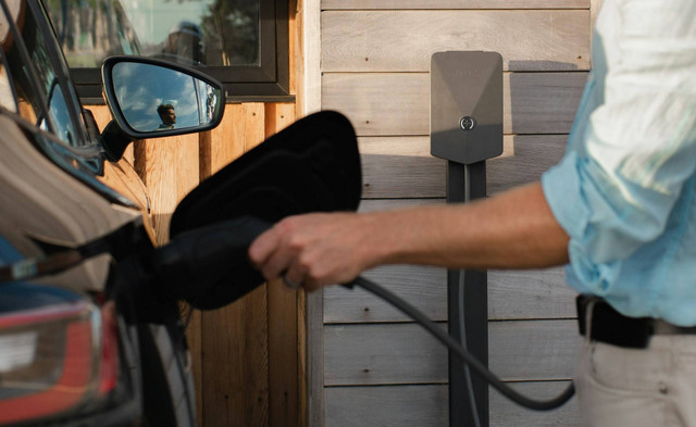 Ilustrasi cara pasang charger mobil listrik di rumah. Foto: Unsplash