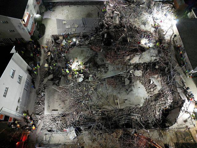 Lokasi runtuhnya bangunan di mana beberapa pekerja konstruksi diperkirakan terjebak di George, Afrika Selatan, 6 Mei 2024.  Foto: REUTERS/Shafiek Tassiem