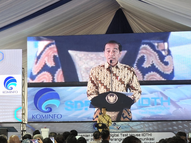 Presiden Jokowi meresmikan Indonesia Digital Test House (IDTH) di Balai Besar Pengujian Perangkat Telekomunikasi Kominfo, Selasa (7/5/2024). Foto: Nadia Riso/kumparan