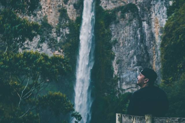 Air Terjun Tansaran Bidin Aceh. Foto hanya ilustrasi bukan tempat sebenarnya. Sumber foto: Unsplash.com/Hanny Naibaho