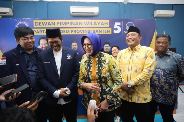 Airin Rachmi Diany menyerahkan formulir pendaftaran penjaringan bacalon Gubernur Banten di Kantor DPW NasDem Banten, Senin (6/5). Foto: Dok. kumparan