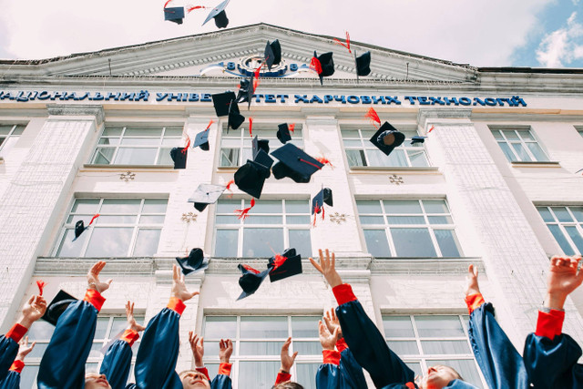 Ilustrasi Ucapan Graduation SMA, Foto: Unsplash/Vasily Koloda