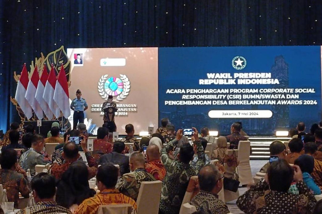 Wapres Ma'ruf Amin dalam acara CSR & Pengembangan Desa Berkelanjutan Award 2024 di Hotel The Westin, Jakarta, Selasa (7/5/2024). Foto: Zamachsyari/kumparan