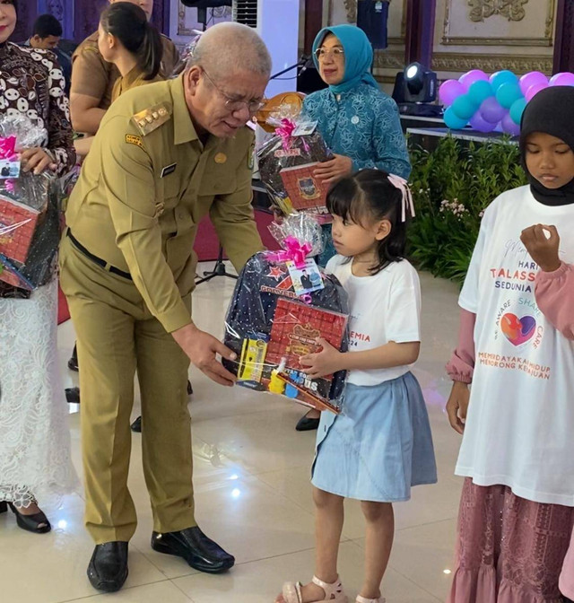 Pj Gubernur Kalbar, Harisson berikan bingkisan kepada anak penyadang Thalasemia. Foto: Yulia Ramadhiyanti/Hi!Pontianak