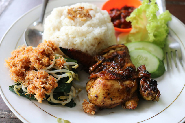 Nasi uduk terenak di Jakarta, foto hanya ilustrasi, bukan tempat sebenarnya: Unsplash/Mufid Majnun