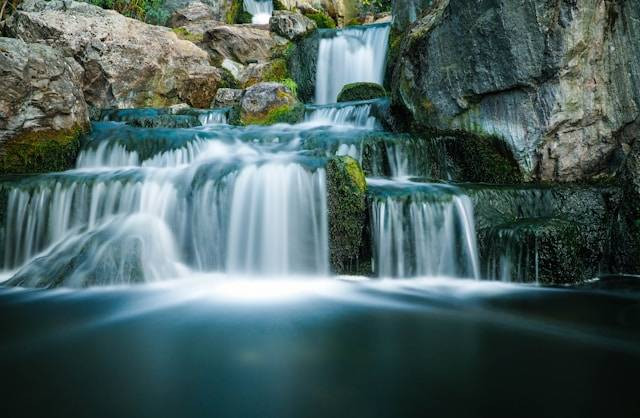 Air Terjun Kuta Malaka. Foto hanyalah ilustrasi, bukan tempat yang sebenarnya. Sumber: Unsplash/Mike Lewis HeadSmart Media