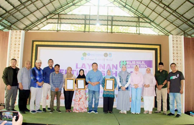 Kakanwil Kemenag Kalbar serahkan sertifikasi halal ke pelaku usaha di Jeruju Besar, Kubu Raya. Foto: Dok, Kemenag Kalbar