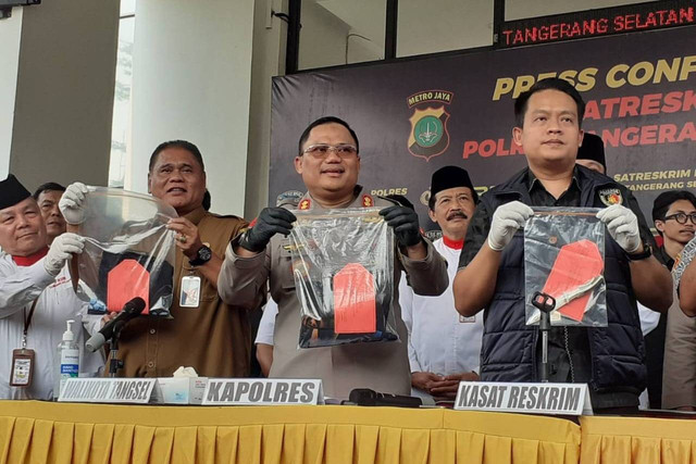 Polisi menunjukkan barang bukti dan 4 tersangka kasus pembubaran ibadah berujung pengeroyokan saat rilis di Polres Tangerang Selatan, Selasa (7/5/2024). Foto: kumparan