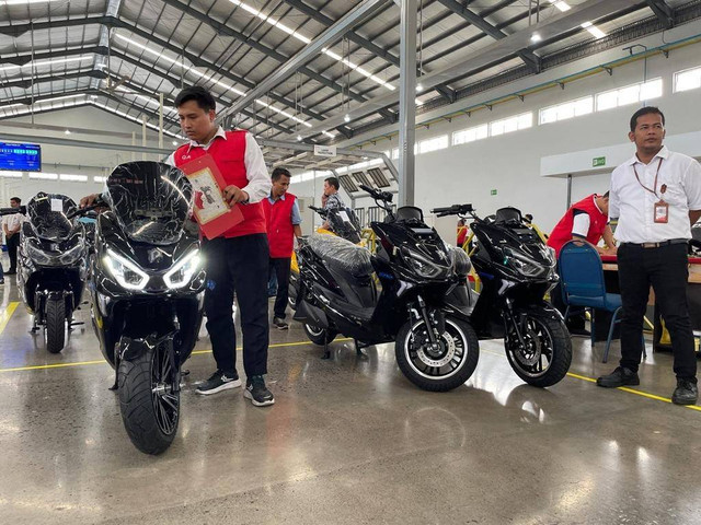 Kunjungan ke pabrik Polytron di Sayung, Demak, Jawa Tengah untuk melihat proses perakitan motor listrik. Foto: Sena Pratama/kumparan