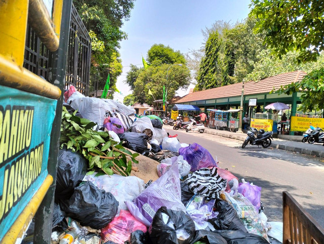 Kondisi sampah yang menumpuk di jalanan Kota Jogja. Foto: M Wulan/Tugu Jogja