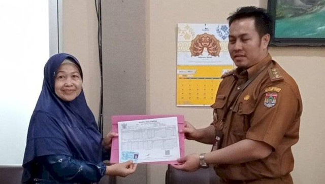 Dukcapil Lubuklinggau saat menyerahkan dokumen ke Marliah, Foto : Istimewa