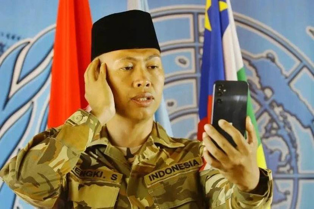 Praka Hengki saat video call dengan keluarga untuk mengadzankan putrinya. Foto: Puspen TNI