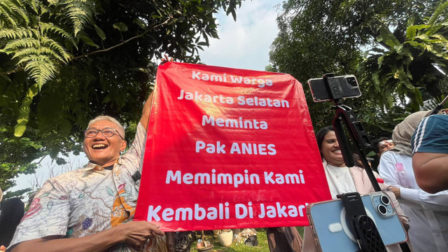 Warga membawa spanduk meminta Anies kembali jadi Gubernur DKI 2024-2029, Selasa (7/5/2024). Foto: Haya Syahira/kumparan