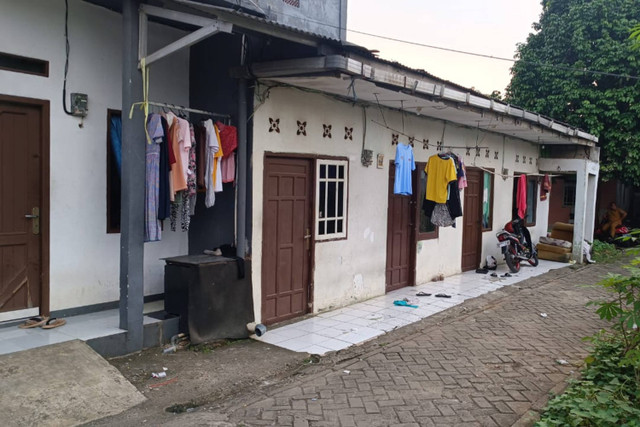 Suasana dari kontrakan mahasiswa korban penganiayaan saat ibadat di kawasan Babakan, Setu, Tangsel, Selasa (7/5/2024). Foto: Fadlan Nuril Fahmi/kumparan