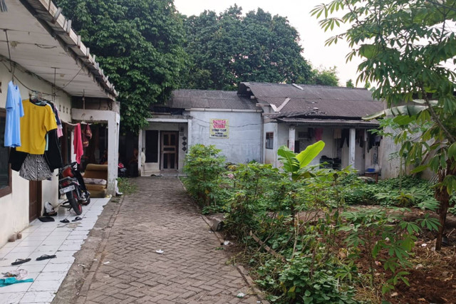 Suasana dari kontrakan mahasiswa korban penganiayaan saat ibadat di kawasan Babakan, Setu, Tangsel, Selasa (7/5/2024). Foto: Fadlan Nuril Fahmi/kumparan