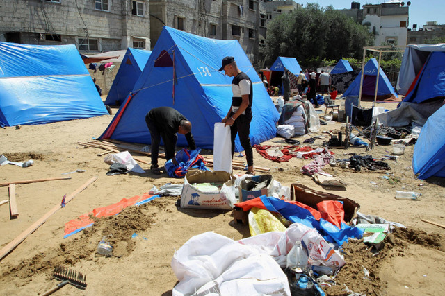 Warga Palestina membongkar tenda setelah perintah evakuasi oleh tentara Israel di Rafah, Jalur Gaza selatan, Senin (6/5/2024). Foto: Hatem Khaled/REUTERS