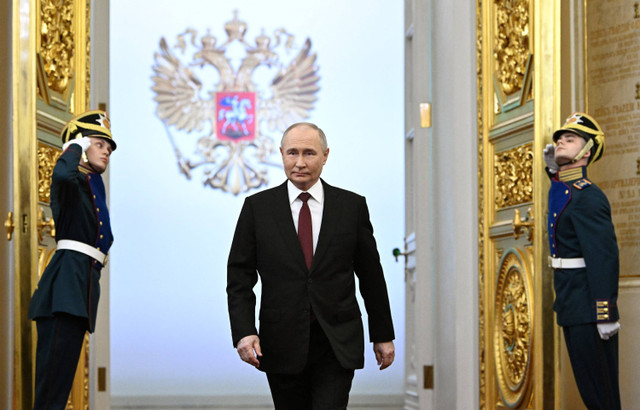 Presiden Rusia Vladimir Putin berjalan sebelum upacara pelantikannya di Kremlin di Moskow, Rusia (7/5/2024). Foto: Sputnik/Sergei Bobylev/Kremlin via REUTERS