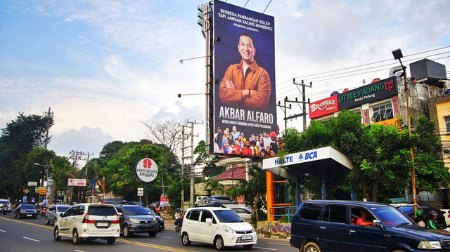 Salah satu baliho tokoh politik di Palembang yang bakal maju di Pilkada Palembang. (Ari Priyanto/Urban Id)
