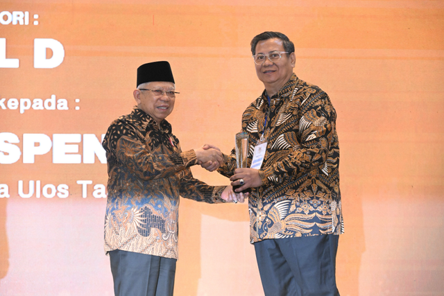 Wakil Presiden K.H. Ma’ruf Amin menyerahkan penghargaan kepada Direktur Operasional TASPEN, Ariyandi dalam CSR & Pengembangan Desa Berkelanjutan (PDB) Awards 2024 di Hotel Westin, Jakarta pada Kamis (07/05/2024). Foto: Dok. TASPEN