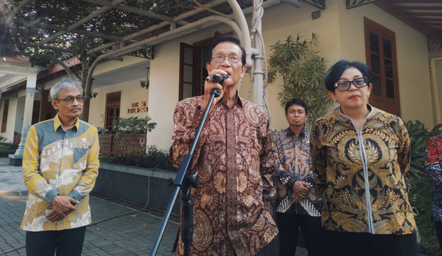 Gubernur DIY, Sri Sultan HB X (tengah) saat door stop dengan awak media setelah acara Rakordal Triwulan I Pemda DIY di Komplek Kepatihan Yogyakarta, Selasa (7/5). Foto: Resti Damayanti/Pandangan Jogja