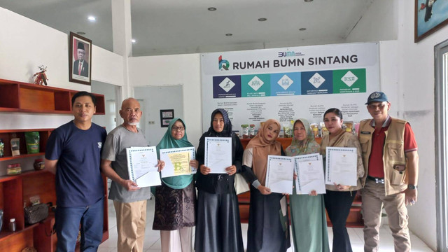 Penyerahan sertifikat halal dari PLN UID Kalbar kepada UMKM binaan di Rumah BUMN Kabupaten Sintang. Foto: Dok. PLN Kalbar
