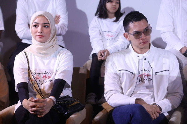 Artis Citra Kirana bersama Rezky Aditya saat konferensi pers film Keajaiban Air Mata Wanita di Plaza Indonesia, Jakarta, Selasa, (7/5/2024).  Foto: Agus Apriyanto