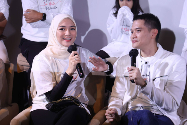 Artis Citra Kirana bersama Rezky Aditya saat konferensi pers film Keajaiban Air Mata Wanita di Plaza Indonesia, Jakarta, Selasa, (7/5/2024).  Foto: Agus Apriyanto