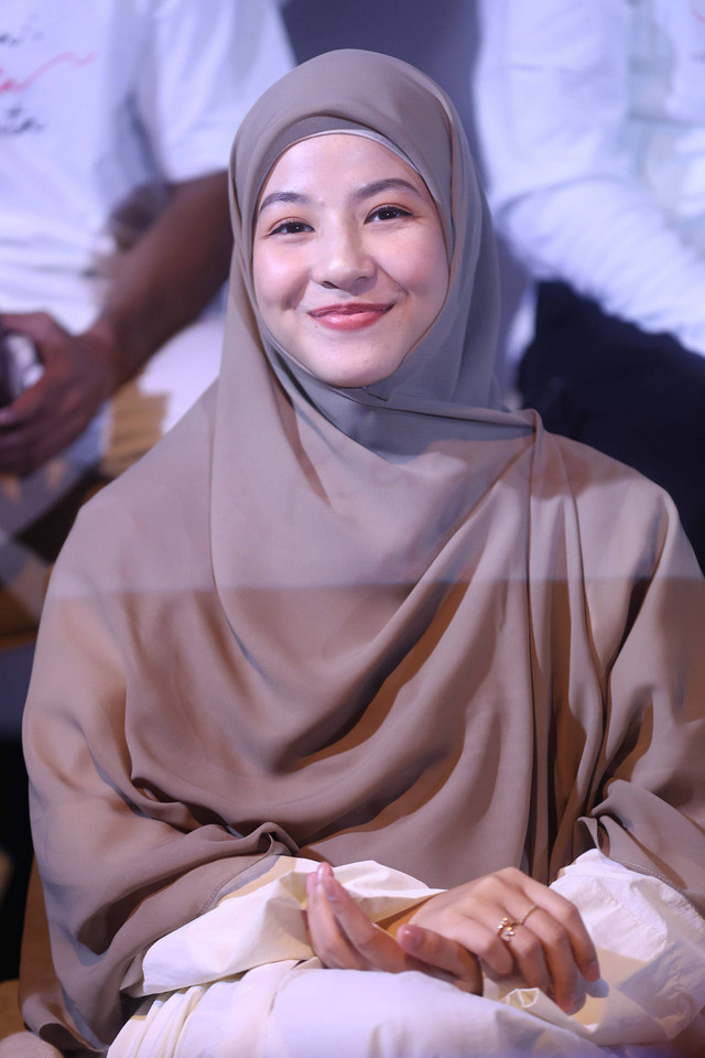 Natasha Rizky dan sejumlah pemain saat konferensi pers film Keajaiban Air Mata Wanita di Plaza Indonesia, Jakarta, Selasa, (7/5/2024).  Foto: Agus Apriyanto