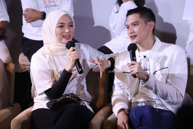 Artis Citra Kirana bersama Rezky Aditya dan sejumlah pemain saat konferensi pers film Keajaiban Air Mata Wanita di Plaza Indonesia, Jakarta, Selasa, (7/5/2024). Foto: Agus Apriyanto