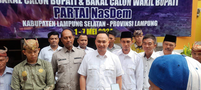Bacabup Pandu Kesuma Dewangsa saat melakukan pengembalian formulir di Partai NasDem Lampung Selatan pada Selasa (7/5) | Foto : Istimewa