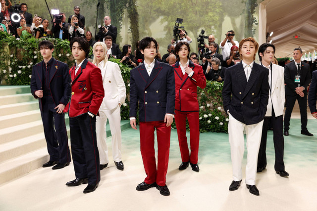 Grup K-Pop Stray Kids menghadiri Met Gala 2024 di The Metropolitan Museum of Art, New York, Amerika Serikat, pada Senin (6/5/2024). Foto: Andrew Kelly/ REUTERS