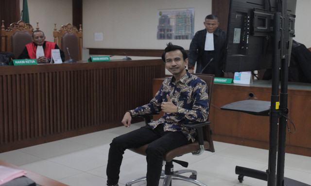 Terdakwa kasus dugaan pelanggaran Undang-Undang (UU) ITE Adam Deni Gearaka saat menjalani sidang pembacaan tuntutan di Pengadilan Negeri Jakarta Pusat, Jakarta, Selasa (7/5/2024). Foto:  Reno Esnir /ANTARA FOTO