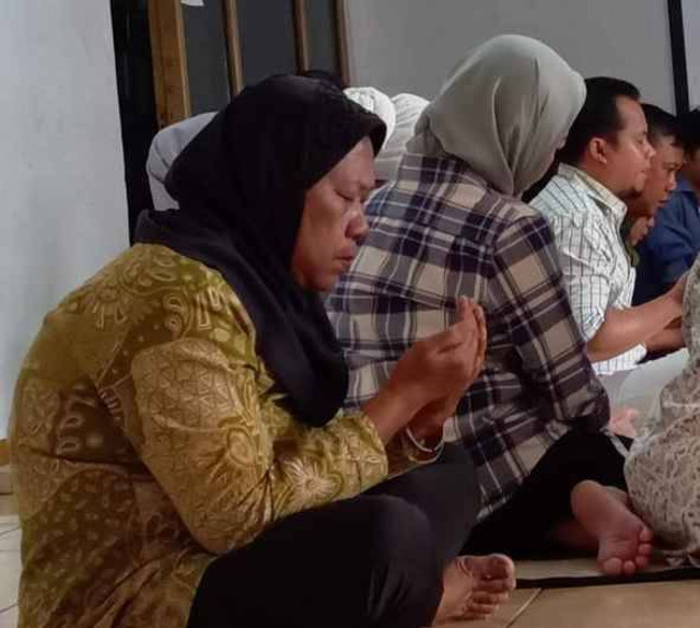 Warga Dago Elos berdoa usai menerima tinjauan tenaga ahli KSP ke Balai RW Dago, Kota Bandung, pada Selasa (7/5/2024). Foto: kumparan