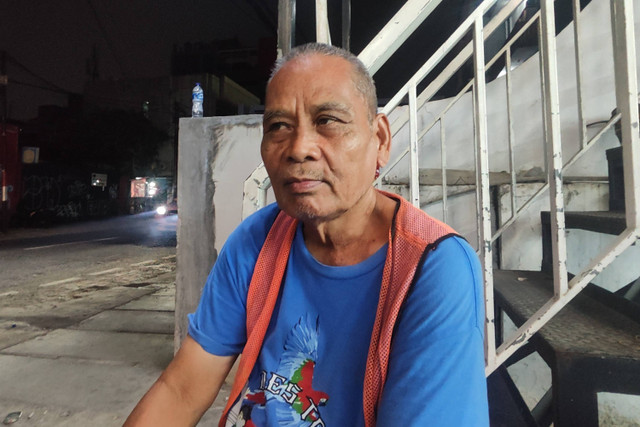  Taufik (66), juru parkir liar di minimarket kawasan Blok A, Jakarta Selatan. Foto: Jonathan Devin/kumparan