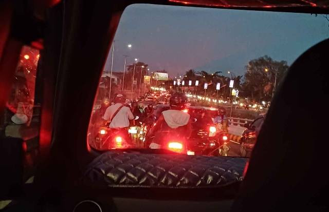 foto situasi macet di jembatan Pontianak (Sumber: Pribadi)