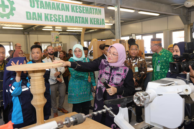 Menteri Ketenagakerjaan Ida Fauziyah saat meninjau stan di Balai Besar Pelatihan Vokasi dan Peningkatan Produktivitas (BBPVP) Makassar, Sulawesi Selatan, Selasa (7/5/2024). Foto: Dok. Kemnaker