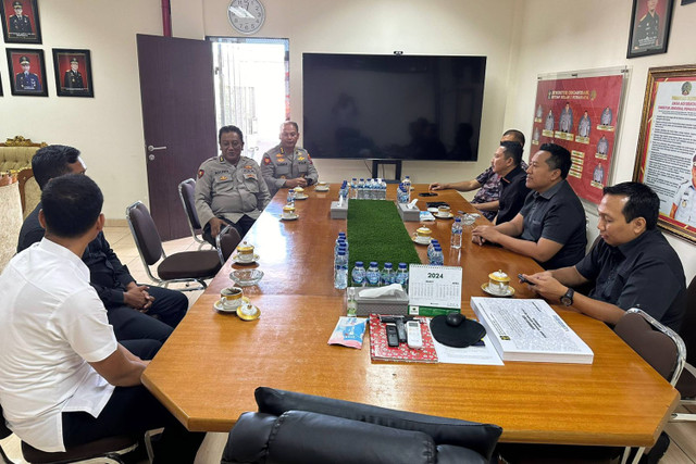 Kejaksaan Tinggi (Kejati) Jatim mengeksekusi dua terpidana polisi kasus tragedi Kanjuruhan, eks Kasat Samapta Polres Malang AKP Bambang Sidiq Achmadi dan Eks Kabag Ops Polres Malang Kompol Wahyu Setyo Pranoto, Selasa (7/5/2024). Foto: Dok. Kejati Jatim