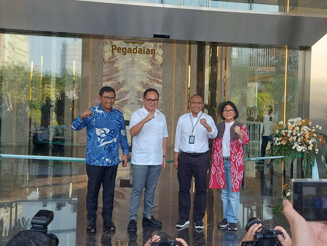 Peresmian The Gade Tower oleh Wakil Menteri BUMN Kartika Wirjoatmodjo (Tiko), Direktur Utama Pegadaian Damar Latri Setiawan, Komisaris Utama Pegadaian Srinaita Ginting pada Selasa (7/5). Foto: Wina R./kumparan