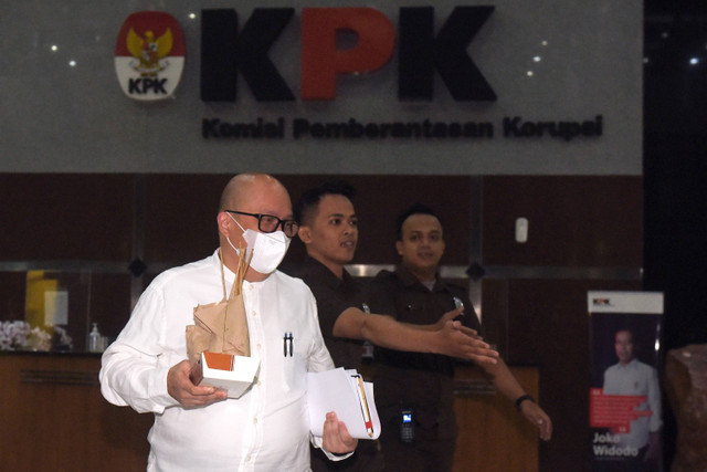 Eks Dirut PT Taspen (Persero) nonaktif Antonius N.S. Kosasih menghindari pertanyaan wartawan usai menjalani pemeriksaan di Gedung Merah Putih KPK, Jakarta, Selasa (7/5/2024). Foto: Indrianto Eko Suwarso/ANTARA FOTO