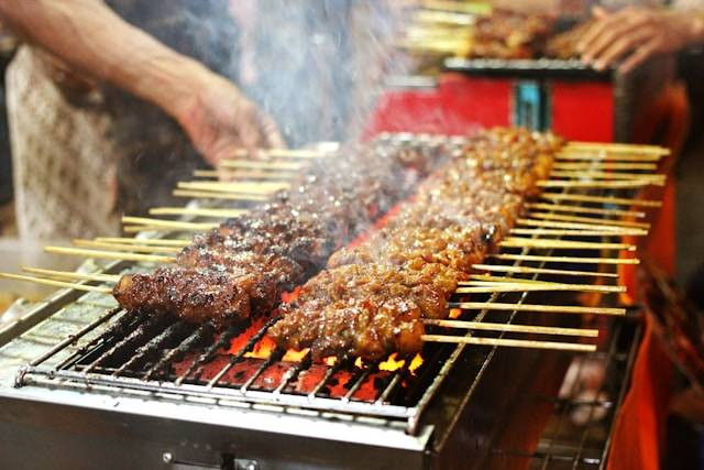 Waroeng Sate Kardjan. Foto hanya ilustrasi. Bukan tempat yang sebenarnya. Sumber foto: Unsplash/Nita Anggraeni