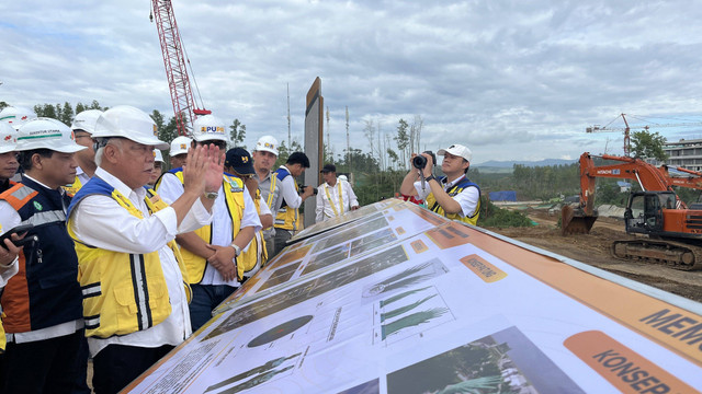 Menteri PUPR Basuki Hadimuljono saat mengunjungi Memorial Park IKN, Selasa (7/5/2024). Foto:  Fariza/kumparan