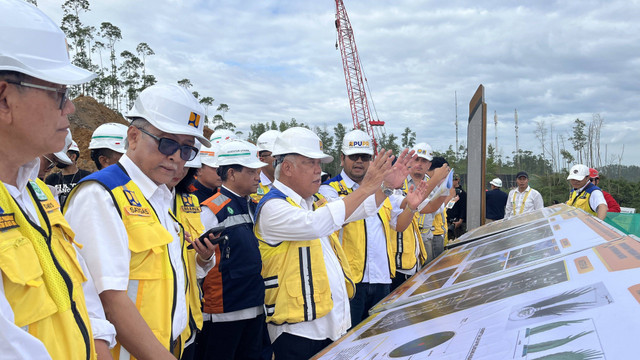 Menteri PUPR Basuki Hadimuljono saat mengunjungi Memorial Park IKN, Selasa (7/5/2024). Foto:  Fariza/kumparan