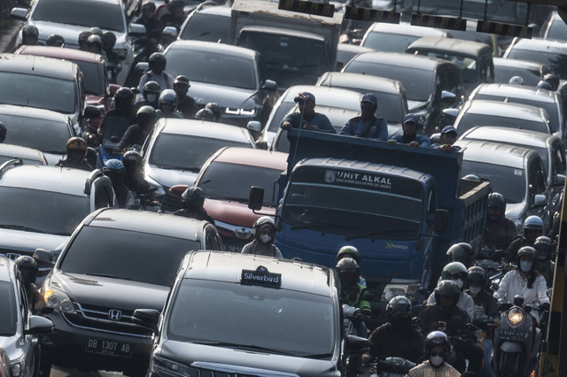 Sejumlah kendaraan bermotor terjebak kemacetan di Jalan Letjen Suprapto, Tanah Tinggi, Jakarta, Rabu (8/5/2024). Foto: ANTARA FOTO/Aprillio Akbar