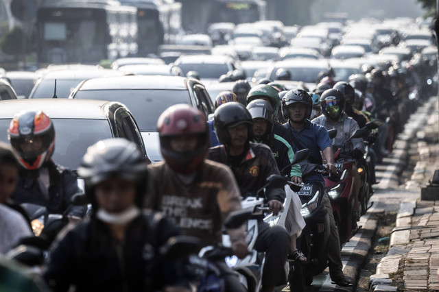 Sejumlah kendaraan bermotor terjebak kemacetan di Jalan Letjen Suprapto, Tanah Tinggi, Jakarta, Rabu (8/5/2024). Foto: ANTARA FOTO/Aprillio Akbar