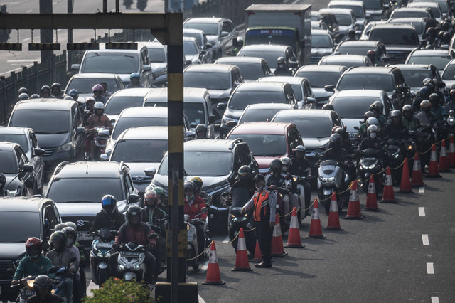 Sejumlah kendaraan bermotor terjebak kemacetan di Jalan Letjen Suprapto, Tanah Tinggi, Jakarta, Rabu (8/5/2024). Foto: ANTARA FOTO/Aprillio Akbar