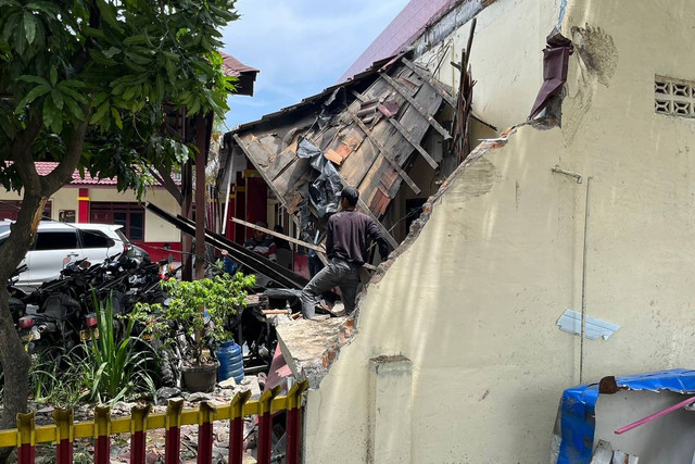 Lokasi kecelakaan mobil Porsche di Kantor Samapta Polrestabes Medan pada Rabu (8/5/2024). Foto: Tri Vosa/kumparan