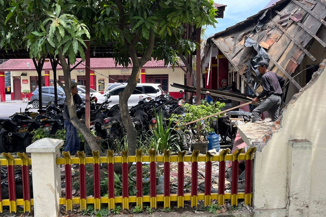 Lokasi kecelakaan mobil Porsche di Kantor Samapta Polrestabes Medan pada Rabu (8/5/2024). Foto: Tri Vosa/kumparan