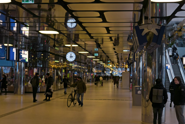 Tenant the kings shopping centre. Foto hanya ilustrasi, bukan tempat sebenarnya.Sumber: Unsplash/Fons Heijnsbroek